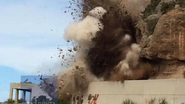 Εντυπωσιακές εικόνες από ελεγχόμενη έκρηξη στα Καλάβρυτα- ΦΩΤΟ